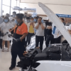 能源車資訊：吉利4S店員工掄起大錘猛砸前防撞鋼梁以此來體現(xiàn)車輛的耐撞性